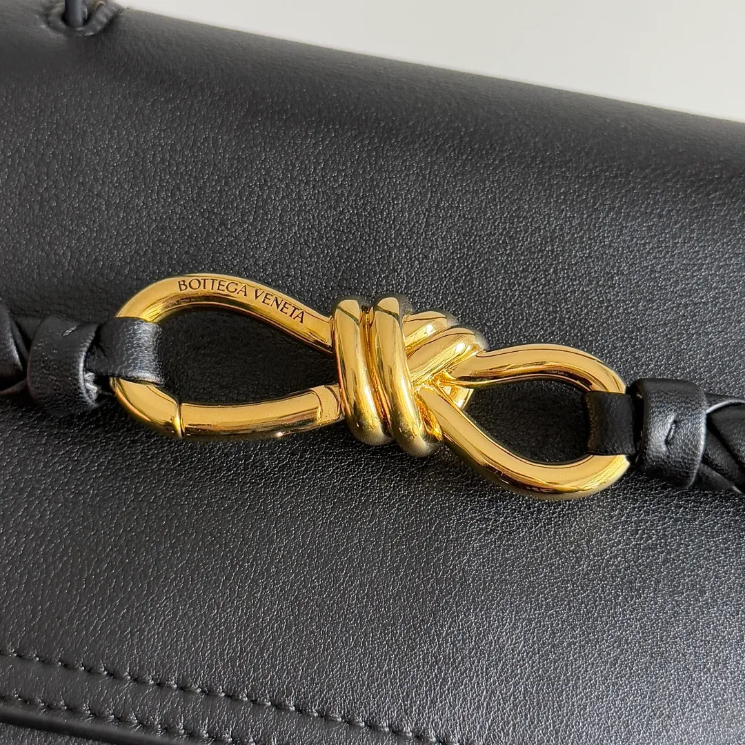 Batch 2360 BottegaVeneta Latest Ciao Ciao Bag Silky cowhide two-way flap handbag with signature twist detail, hidden hook closure, flap can be fastened to the front or attached to the INTRECCIATO woven interior pocket, comes with an adjustable and detachable crossbody strap, interior compartment, and also features a zippered pocket. The surprise flap has various shapes. Style 1 - Cover the bag surface and expose the knot decoration. Style 2 - Place the flap inside the bag. A buckle is also designed. Style 3 - The U-shaped position of the top handle in the hand bag. Style No.: 817231 Size: 34*26*15cm